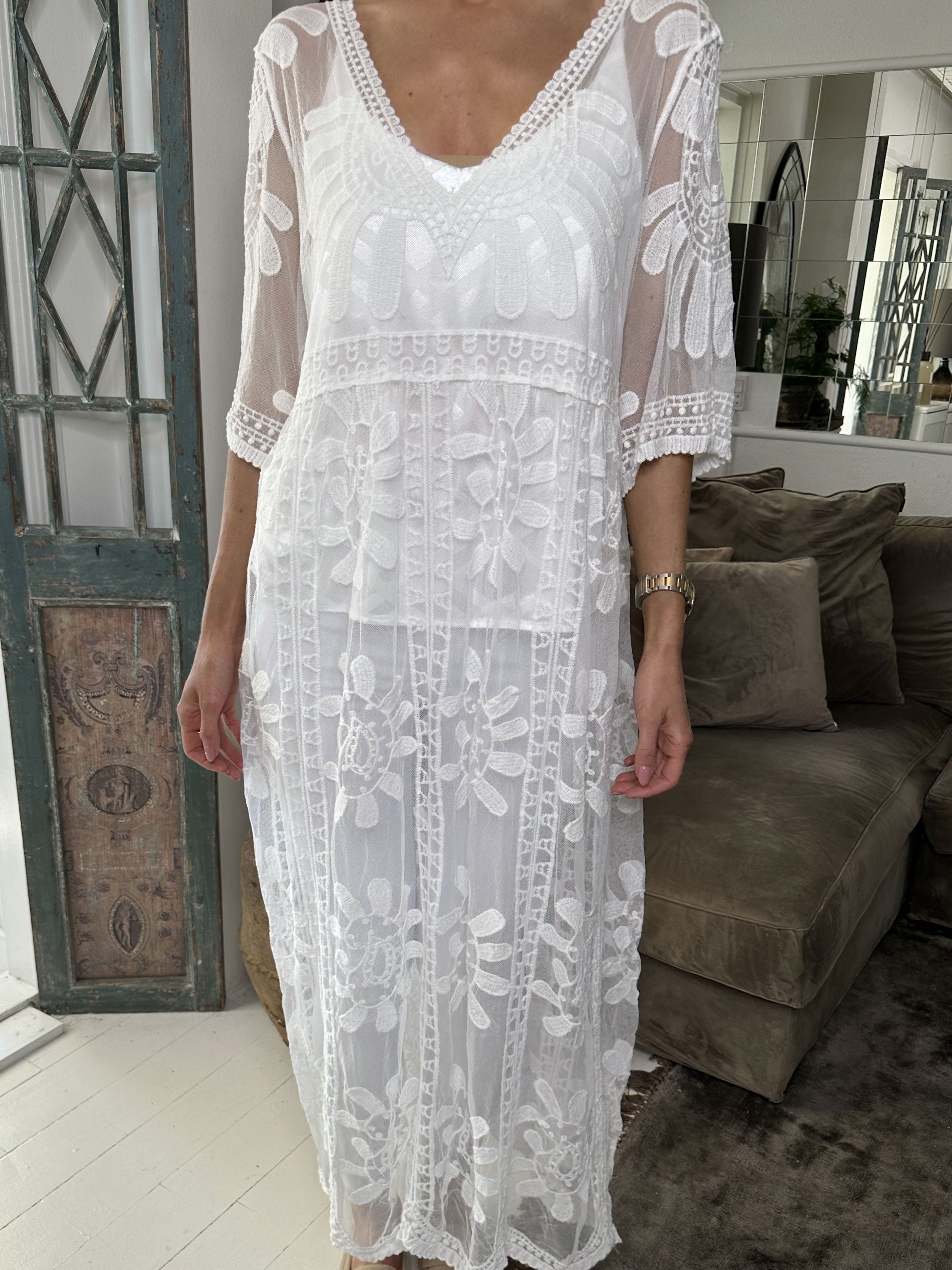 Amalie - Feminin semi-transparent blonde kjole